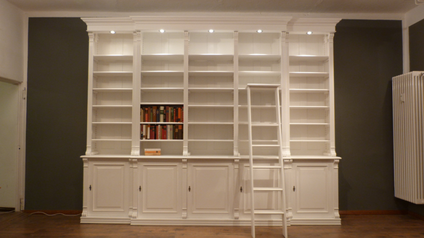 Klassische Bücherwand mit geschlossenem Unterbau im Gründerzeitstil