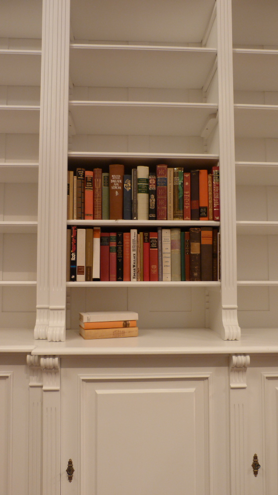 Klassische Bücherwand mit geschlossenem Unterbau im Gründerzeitstil