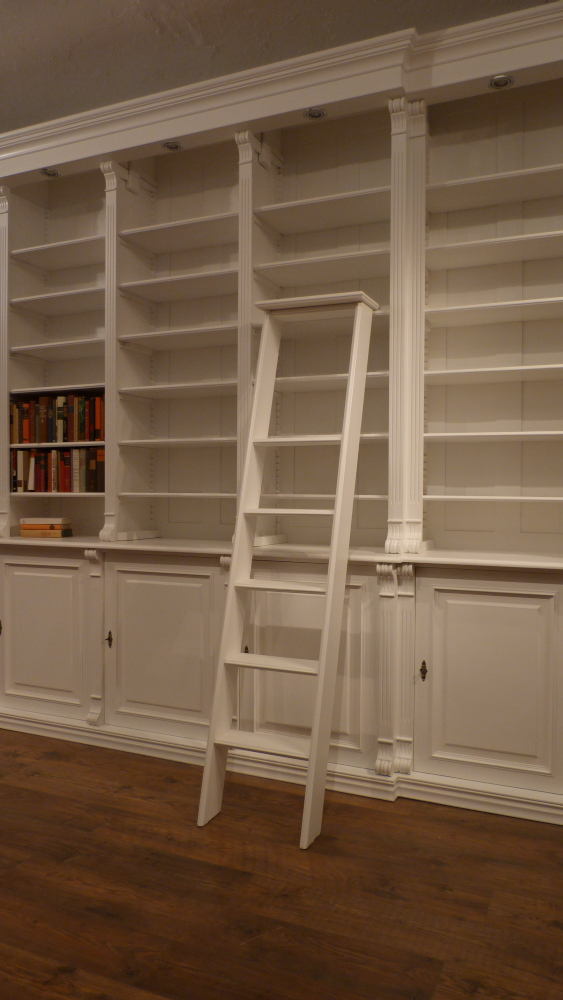 Klassische Bücherwand mit geschlossenem Unterbau im Gründerzeitstil