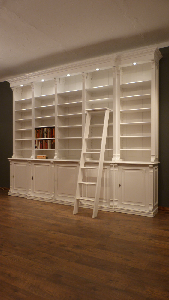 Klassische Bücherwand mit geschlossenem Unterbau im Gründerzeitstil