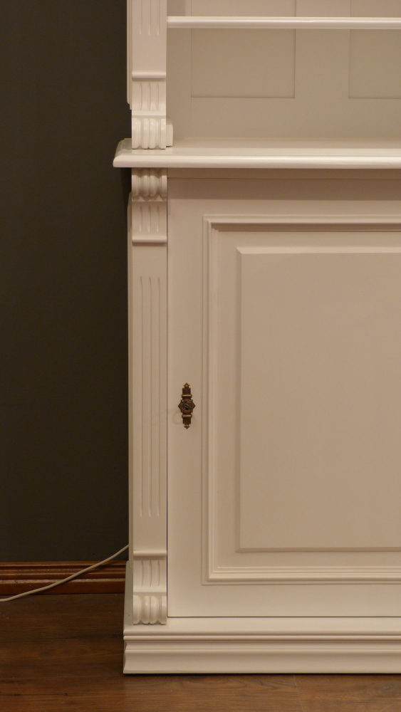 Klassische Bücherwand mit geschlossenem Unterbau im Gründerzeitstil