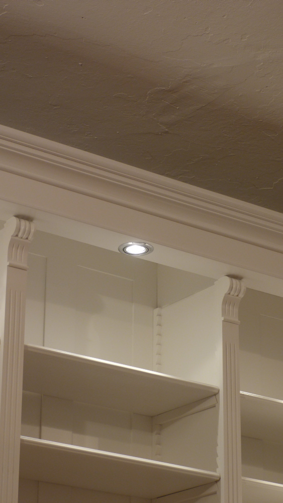 Klassische Bücherwand mit geschlossenem Unterbau im Gründerzeitstil