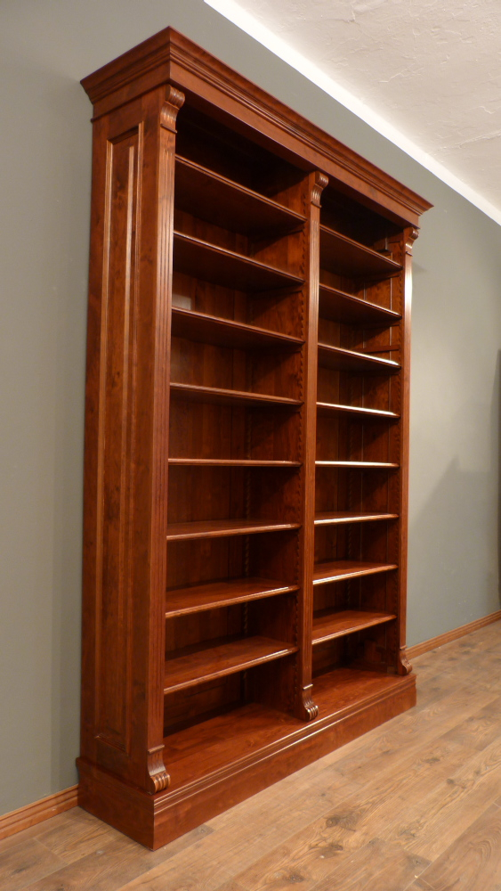 Massivholz Bücherregal im Gründerzeit Stil