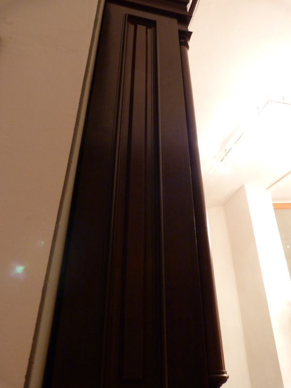 Massivholz Bücherregal im Gründerzeitstil mit Säulen und Beleuchtung