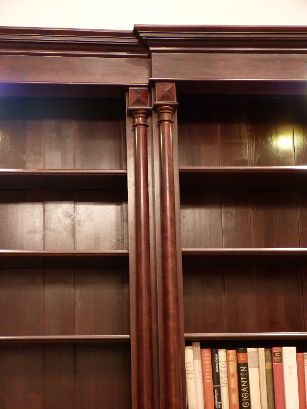 Massivholz Bücherregal im Gründerzeitstil mit Säulen und Beleuchtung