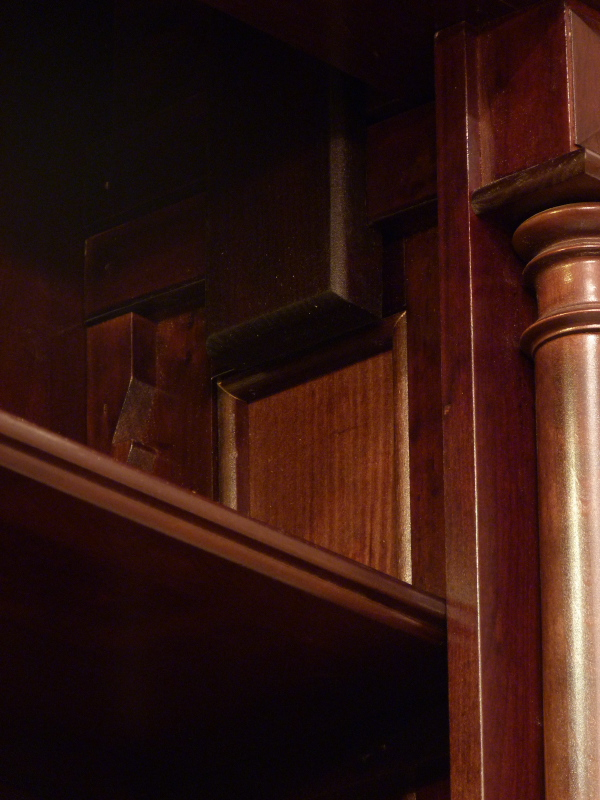 Massivholz Bücherregal im Gründerzeitstil mit Säulen und Beleuchtung