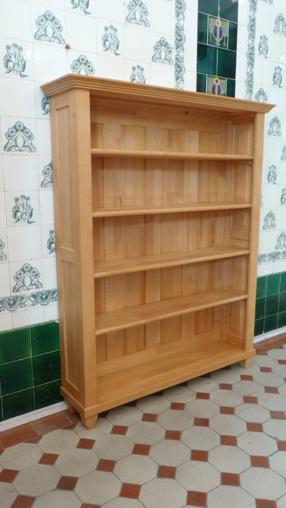 Massivholz Bücherregal im klassischen Stil