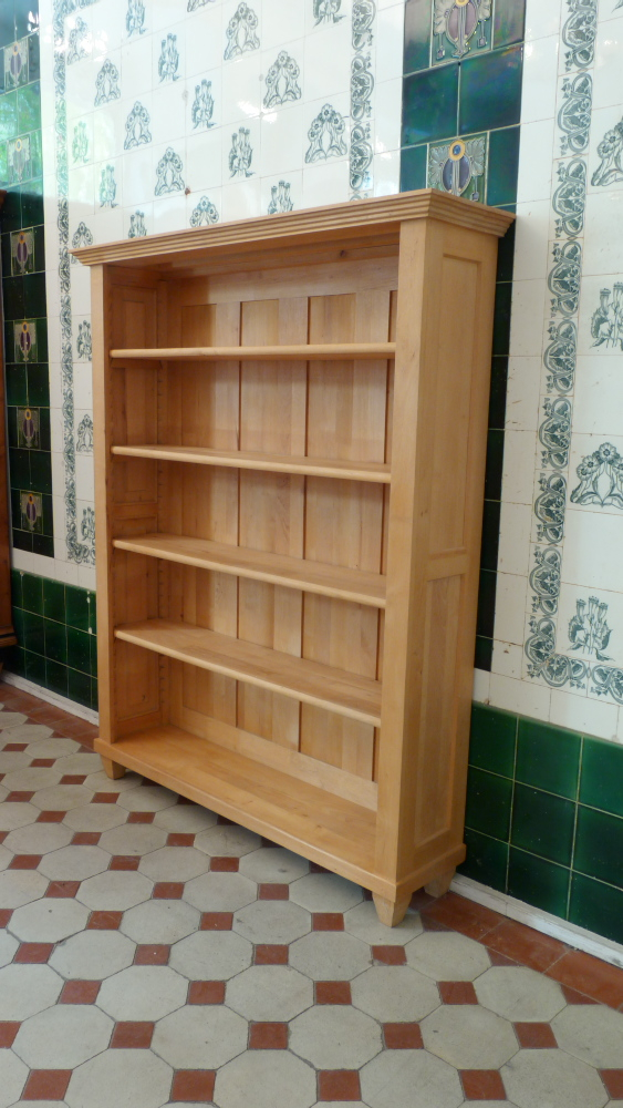 Massivholz Bücherregal im klassischen Stil
