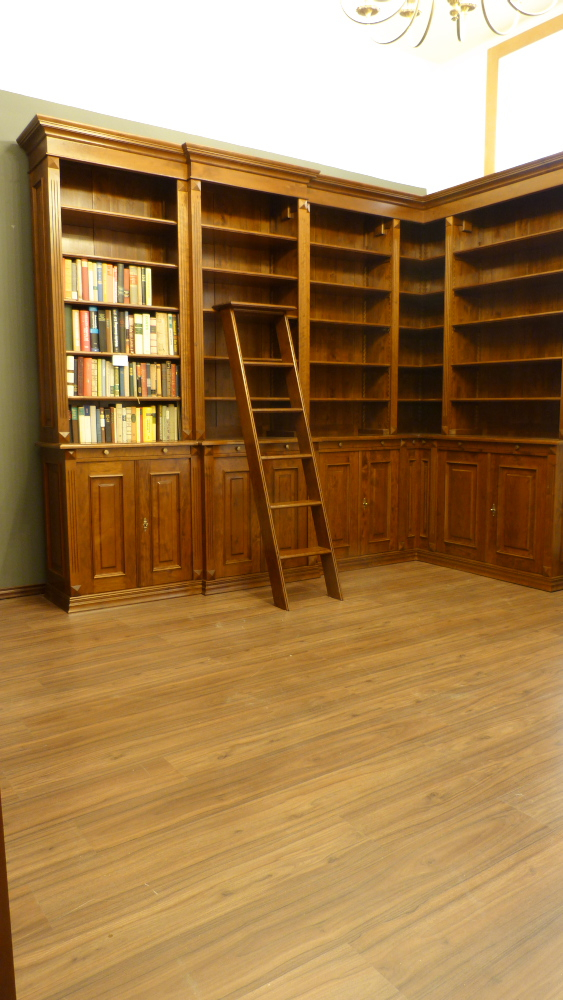 Massivholz Eckregal mit geschlossenem Unterbau, Nussbaum gebeizt