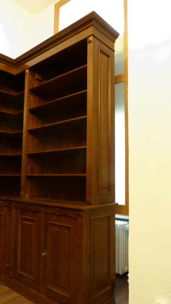 Massivholz Eckregal mit geschlossenem Unterbau, Nussbaum gebeizt