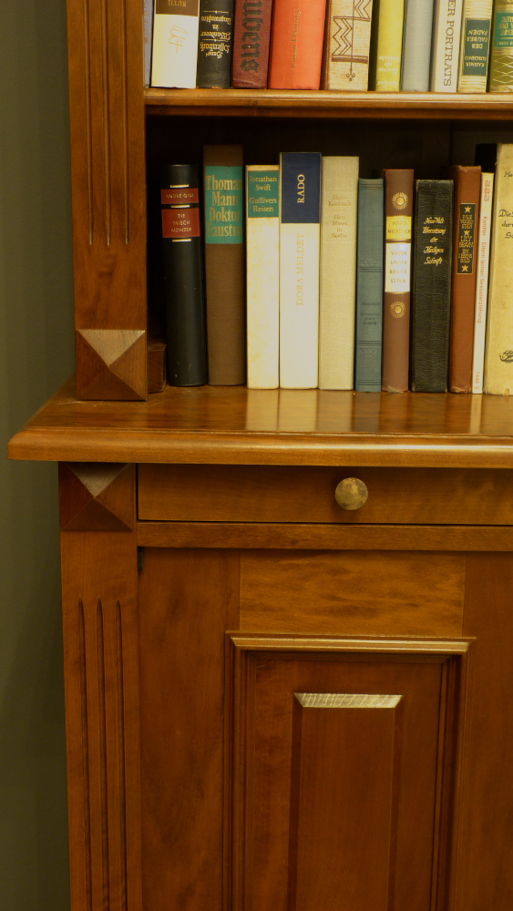 Massivholz Eckregal mit geschlossenem Unterbau, Nussbaum gebeizt