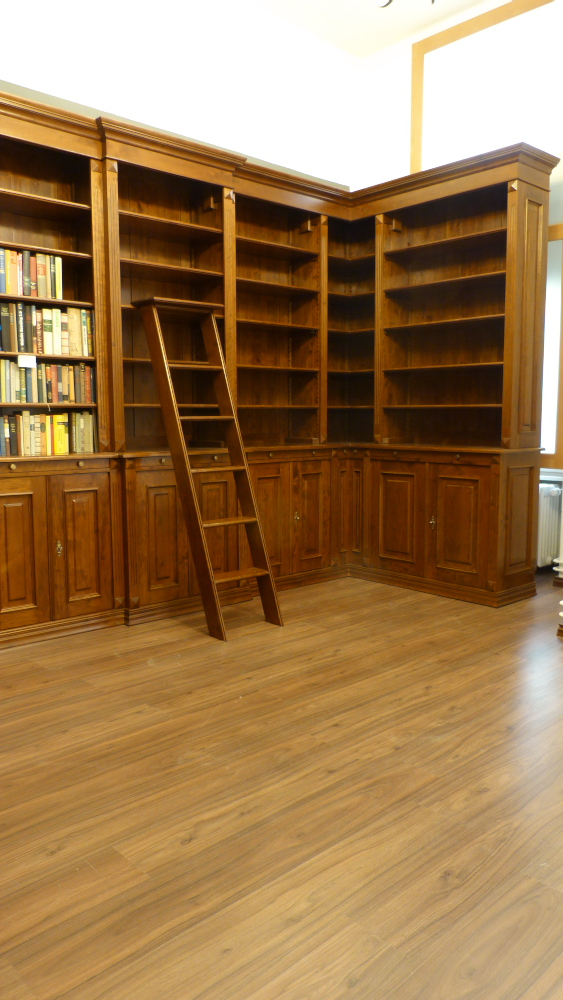 Massivholz Eckregal mit geschlossenem Unterbau, Nussbaum gebeizt