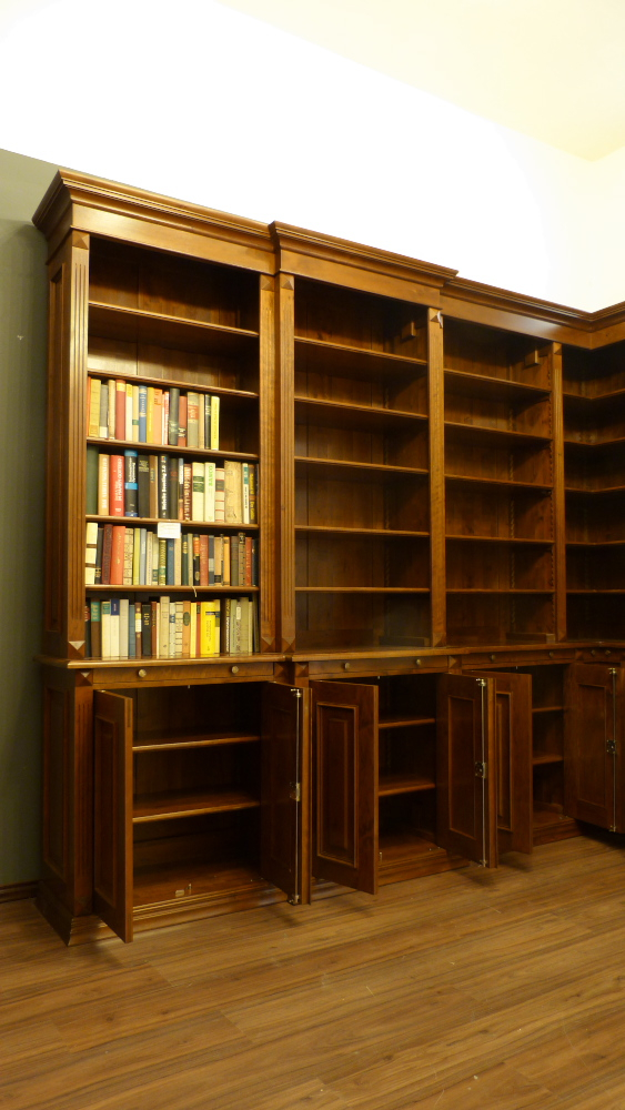 Massivholz Eckregal mit geschlossenem Unterbau, Nussbaum gebeizt