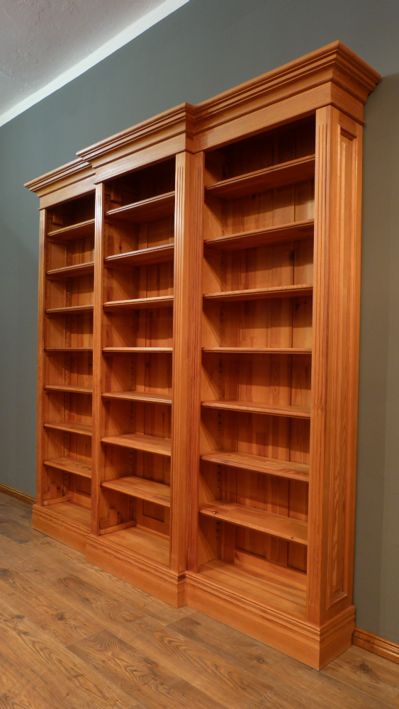 Klassisches Bücherregal mit drei Elementen