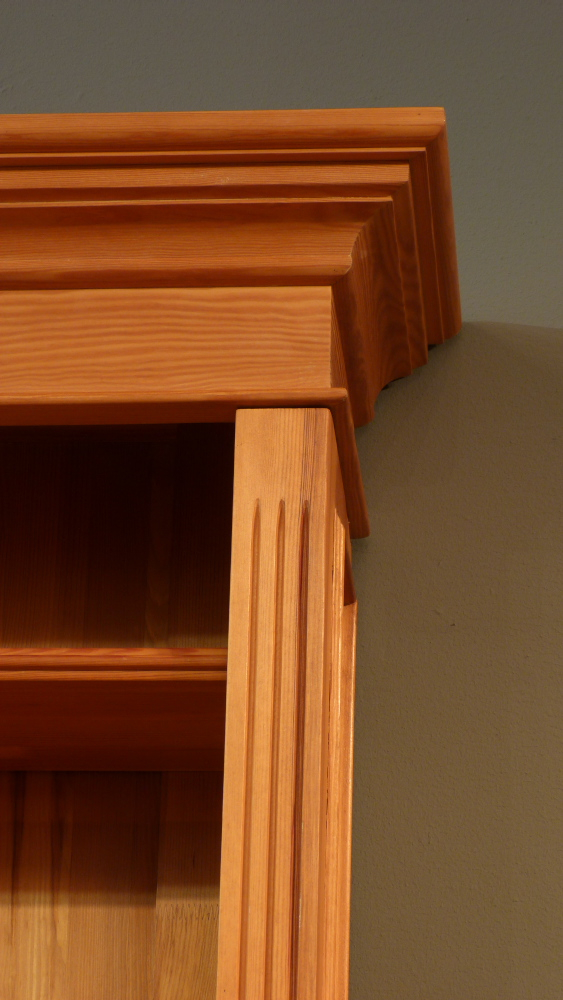 Klassisches Bücherregal mit drei Elementen