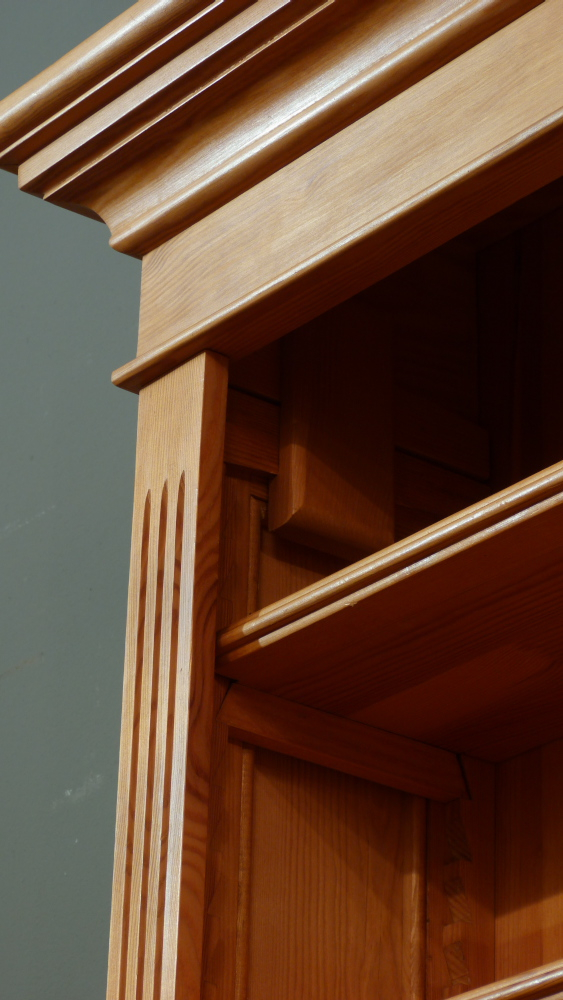 Klassisches Bücherregal mit drei Elementen