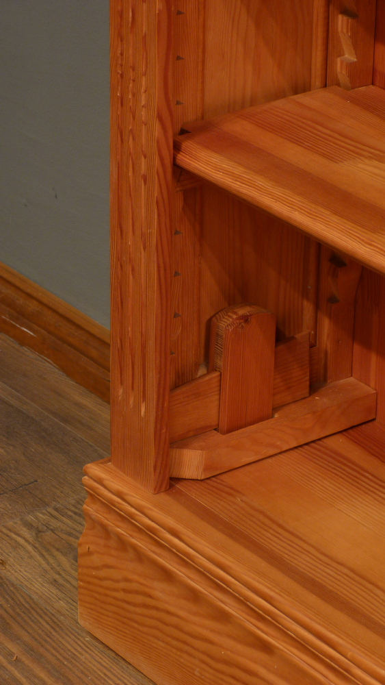 Klassisches Bücherregal mit drei Elementen