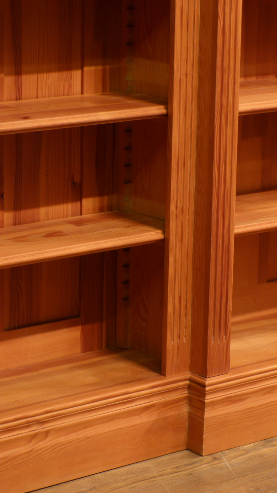 Klassisches Bücherregal mit drei Elementen