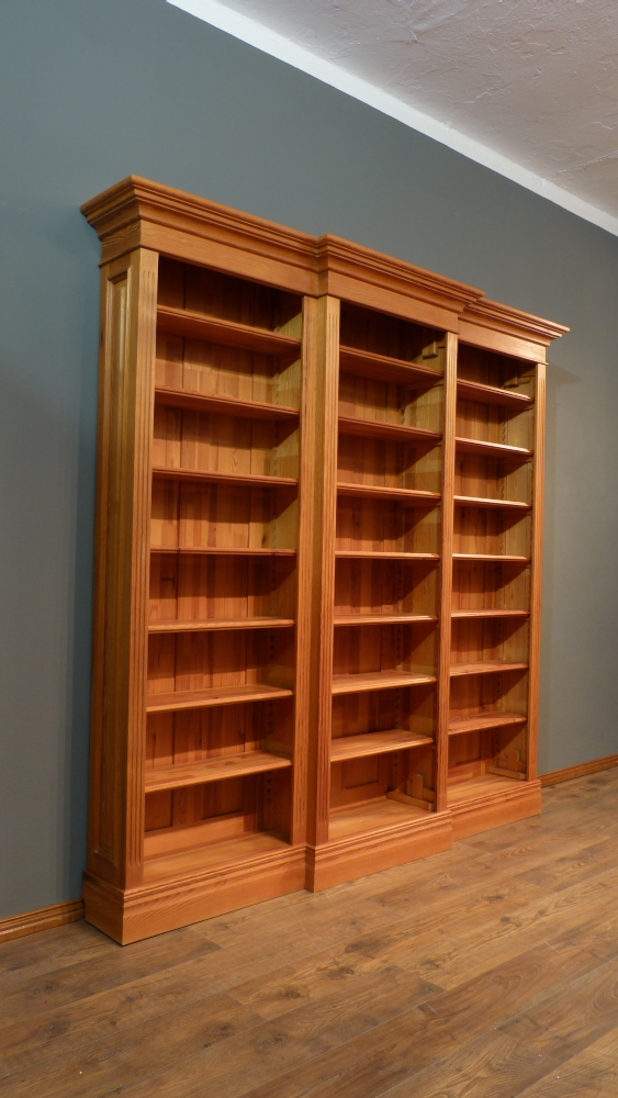 Klassisches Bücherregal mit drei Elementen