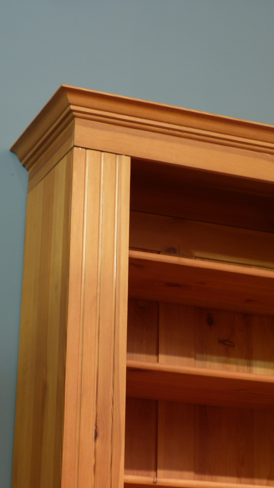 Klassisches Bücherregal, massiv Kiefer, komplett zerlegbar