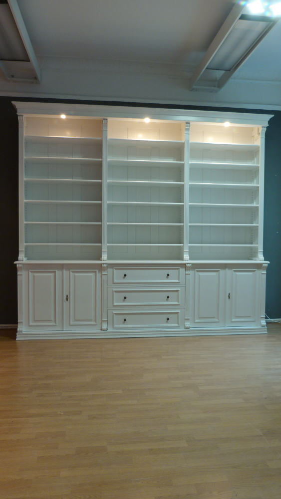 Massivholz Bücherregal mit geschlossenem Unterbau und Beleuchtung 