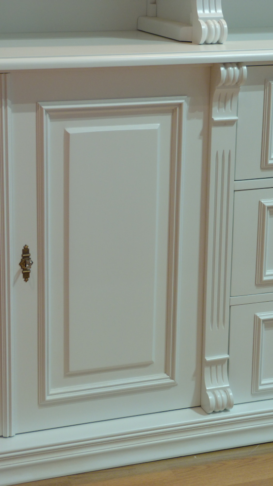 Massivholz Bücherregal mit geschlossenem Unterbau und Beleuchtung 