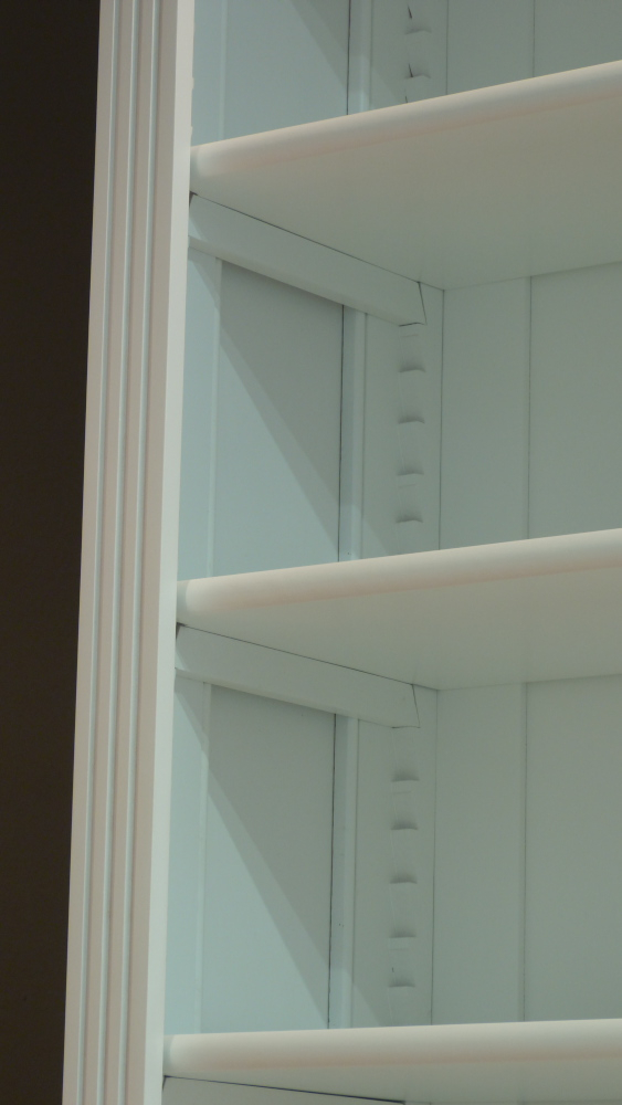 Massivholz Bücherregal mit geschlossenem Unterbau und Beleuchtung 