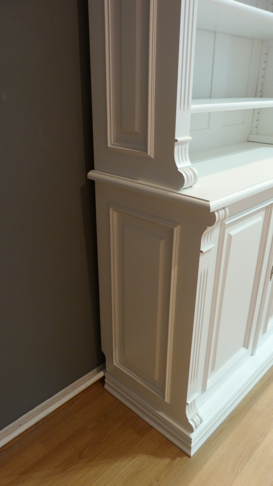 Massivholz Bücherregal mit geschlossenem Unterbau und Beleuchtung 