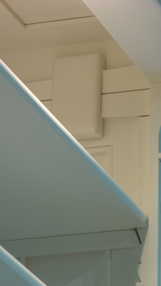 Massivholz Bücherregal mit geschlossenem Unterbau und Beleuchtung 