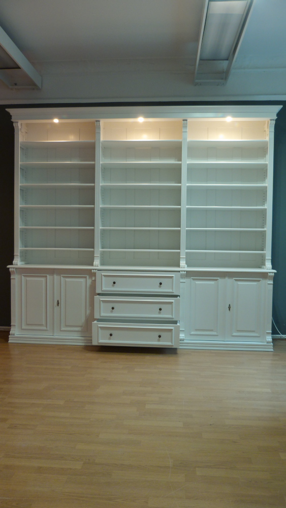 Massivholz Bücherregal mit geschlossenem Unterbau und Beleuchtung 