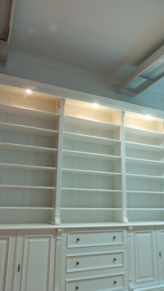 Massivholz Bücherregal mit geschlossenem Unterbau und Beleuchtung 