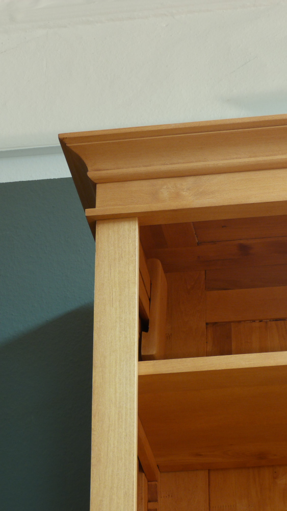 Massivholz Bücherwand mit Glastüren