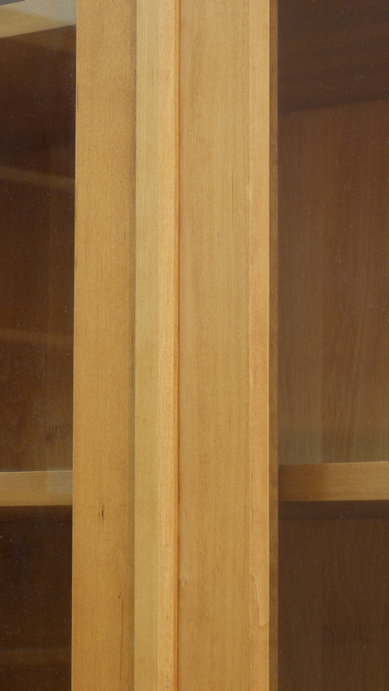 Massivholz Bücherwand mit Glastüren