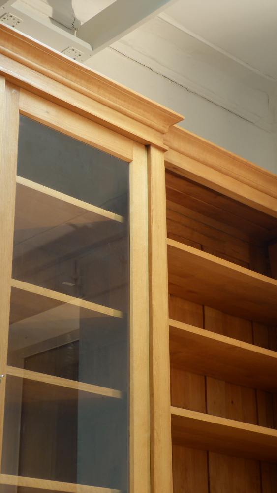 Massivholz Bücherwand mit Glastüren