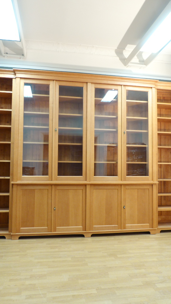 Massivholz Bücherwand mit Glastüren