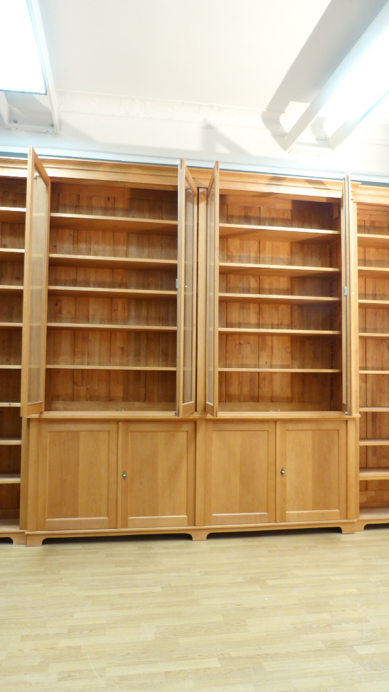 Massivholz Bücherwand mit Glastüren