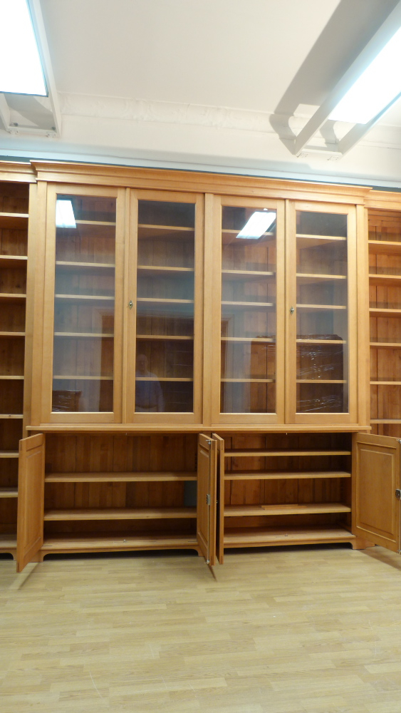 Massivholz Bücherwand mit Glastüren