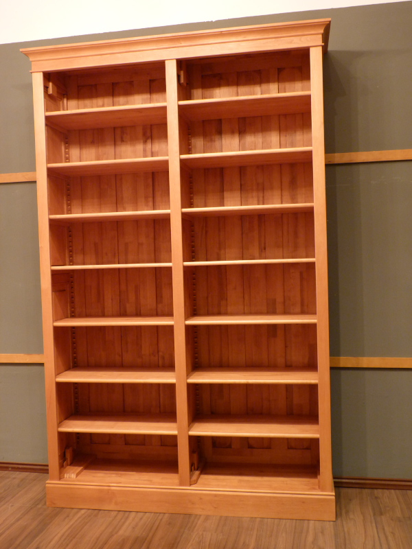 Gebrauchtes Massivholz Bücherregal mit verstellbaren Einlegeböden