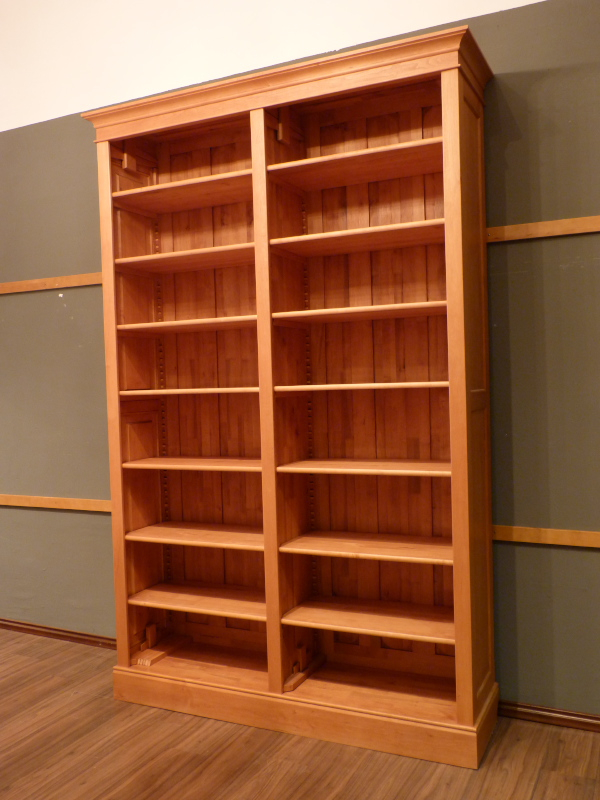 Gebrauchtes Massivholz Bücherregal mit verstellbaren Einlegeböden