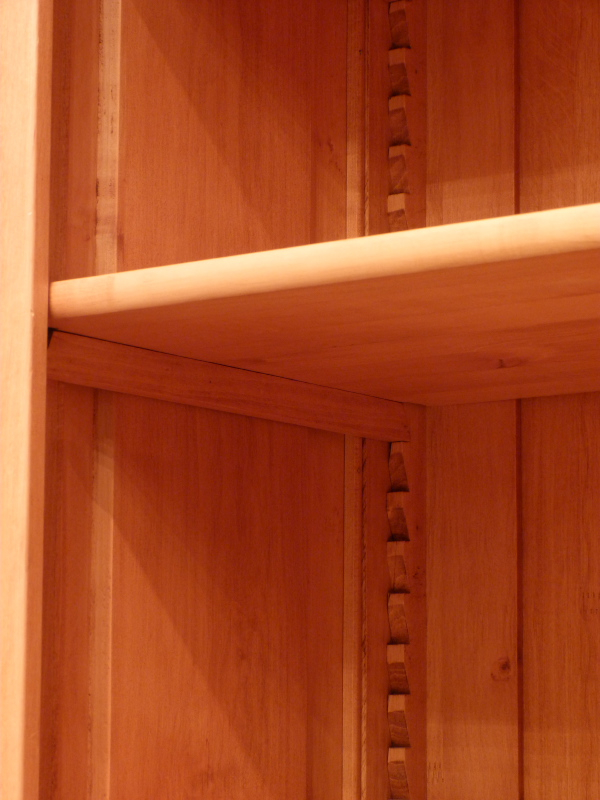 Gebrauchtes Massivholz Bücherregal mit verstellbaren Einlegeböden