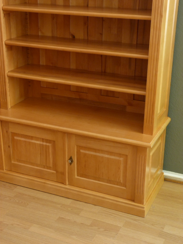 Bücherregal mit Türen massiv Holz Bücherregal mit Schrank Erle DOPPLER6