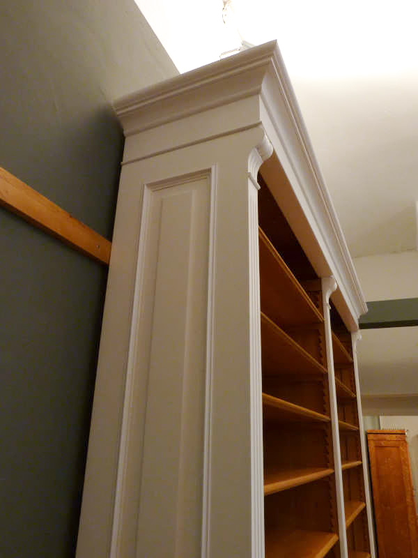 Massivholz Bücherregale nach Maß, Gründerzeitstil weiss lasiert