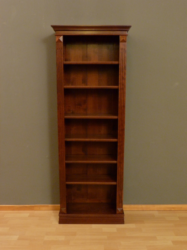 Bücherregale nach Maß, klassisches Modell in Nussbaum