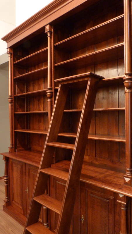 Massivholz Bücherregal mit Säulen und Leiter auch nach Maß