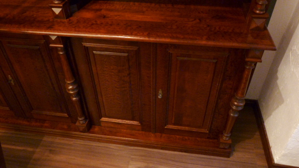 Massivholz Bücherregal mit Säulen und Leiter auch nach Maß