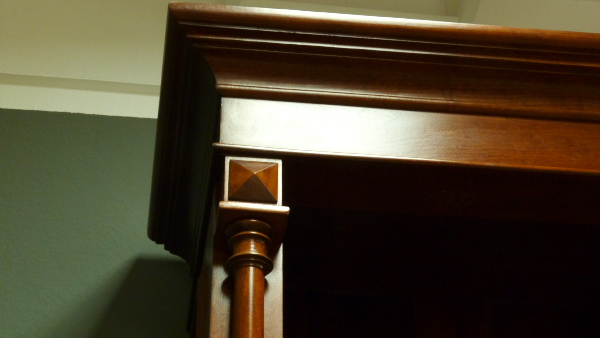 Massivholz Bücherregal mit Säulen und Leiter auch nach Maß