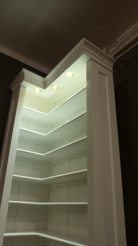 Schlichtes Eckregal mit Beleuchtung, massiv Erle weiß lasiert 1