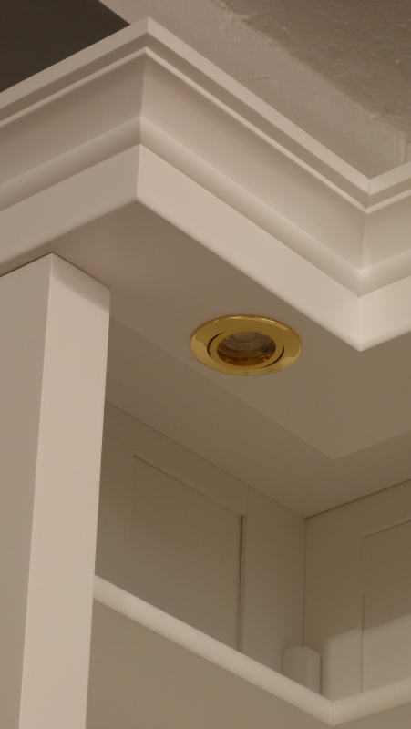 Schlichtes Eckregal mit Beleuchtung, massiv Erle weiß lasiert 1