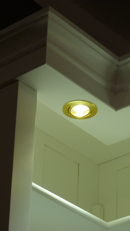 Schlichtes Eckregal mit Beleuchtung, massiv Erle weiß lasiert 1