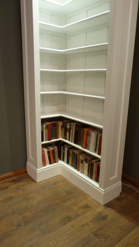 Schlichtes Eckregal mit Beleuchtung, massiv Erle weiß lasiert 1